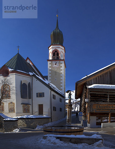 Kirche und Brunnen in Fiss  Tirol  Österreich