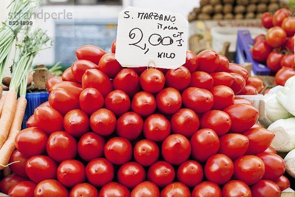 Ein Haufen San Marzano Tomaten auf dem Markt