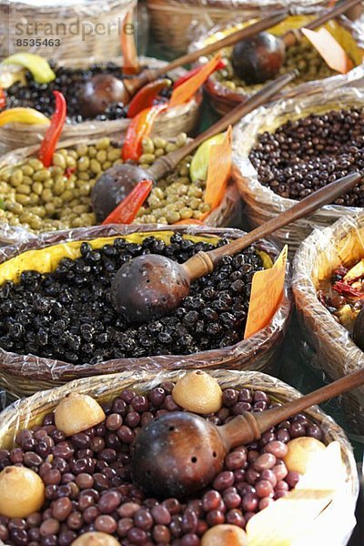 Oliven in Körben auf dem Markt