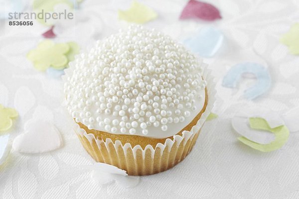 Cupcake mit Zuckerperlen zur Hochzeit