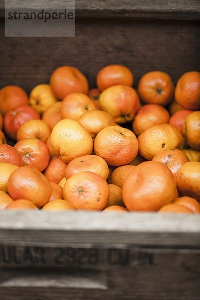 Mandarinen in einer Steige
