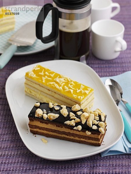Honeycomb-Schnitte und Zitronenschnitte mit Kaffee