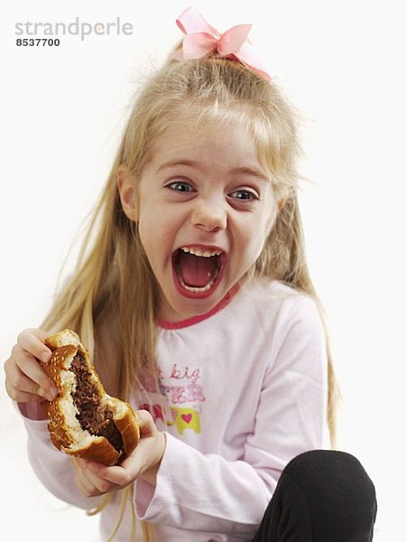 Kleines Mädchen hält einen Hamburger