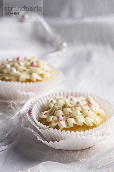 Verzierte Cupcakes mit Zuckerperlen für Hochzeit