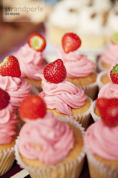Mehrere Cupcakes mit Erdbeercreme