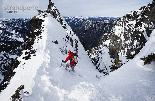 Ein Skifahrer fährt den Slot-Schneehang auf dem Snoqualmie Peak im Cascades-Gebirge im Bundesstaat Washington  USA  hinunter.