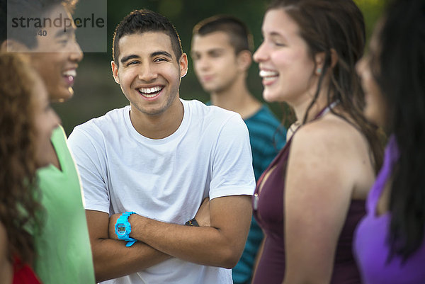Eine Gruppe von Jugendlichen  Teenagern  Freunden  die lachen und scherzen.