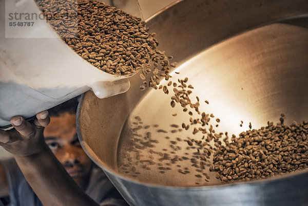 Verarbeitung von Kaffeebohnen zum Rösten und Mischen in einem Betrieb  der Kaffeebohnen importiert.