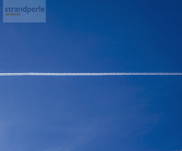 Jet-Trail über blauen Himmel