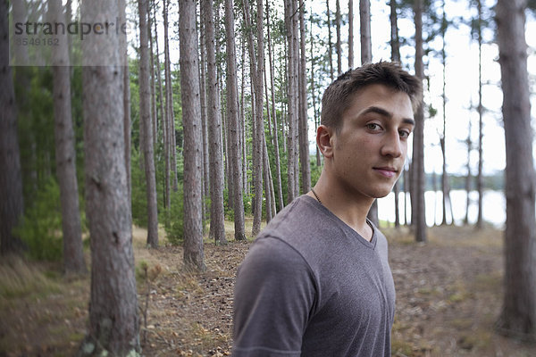 Ein junger Mann im Wald.