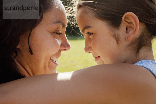 Eine Mutter und eine Tochter  die sich umarmen  ein Erwachsener und ein Kind.