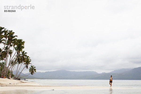 Junge Frau an einem abgelegenen Strand auf der Halbinsel Samana in der Dominikanischen Republik.