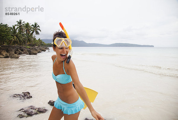 Eine junge Frau in einem Bikini an einem abgelegenen Strand auf der Halbinsel Samana in der Dominikanischen Republik.