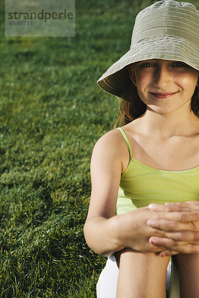 Porträt eines lächelnden neunjährigen Mädchens  Grasfeld im Hintergrund