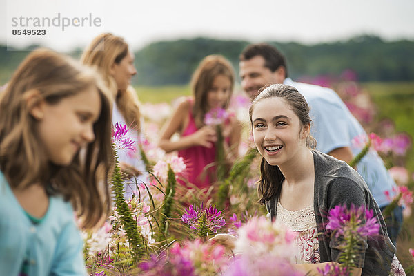 Eine Gruppe von Menschen inmitten der Blumen auf einer Bio-Blumenfarm.