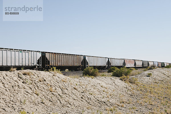 Waggons eines Zuges  der die Black-Rock-Wüste durchquert.