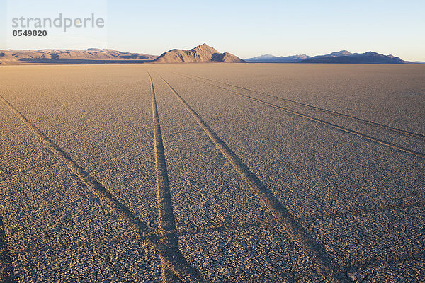 Reifenspuren und Spuren in der Playa-Salzpfannenoberfläche der Black Rock Desert  Nevada.