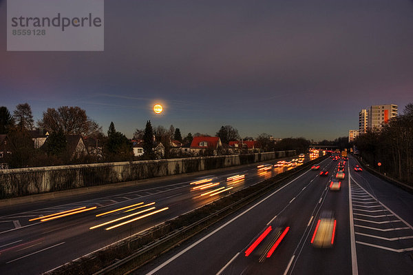 Auto folgen Beleuchtung Licht Bewegung Autobahn Bayern Abenddämmerung Deutschland München