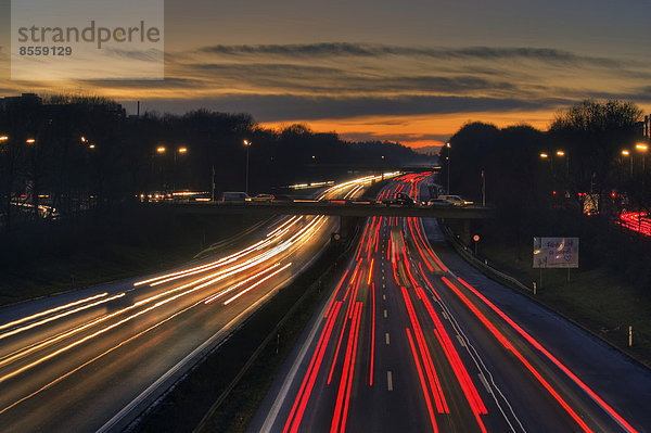 Autobahn A96 bei Dämmerung mit Lichtspuren fahrender Autos  München  Bayern  Deutschland