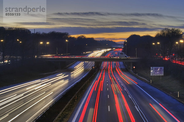 Autobahn A96 bei Dämmerung mit Lichtspuren fahrender Autos  München  Bayern  Deutschland