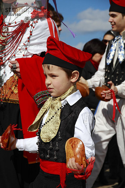 Junge in Tracht  bei einer Parade  Ibiza  Spanien