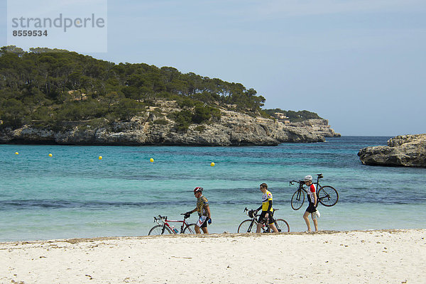 Wettrennen Rennen gehen Strand Fahrradfahrer vorwärts Balearen Balearische Inseln Mallorca Spanien
