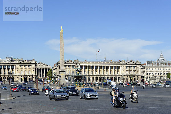 Autos und Roller  Stadtverkehr am Place de la Concorde  Paris  Frankreich