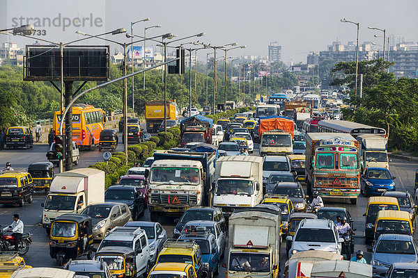 Verkehrsstau auf einer überfüllte Autobahn  Mumbai  Maharashtra  Indien