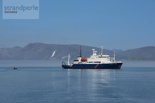 Touristenboot ankert vor der Insel Yttygran  Tschukotka  Russland