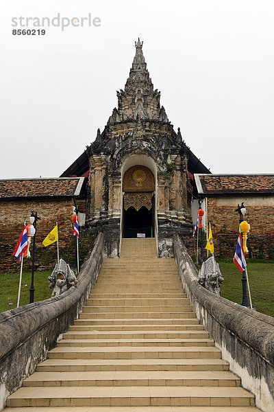 Treppe zum Eingangsportal  Tempelanlage Wat Phrathat Lampang Luang  Provinz Lampang  Nordthailand  Thailand