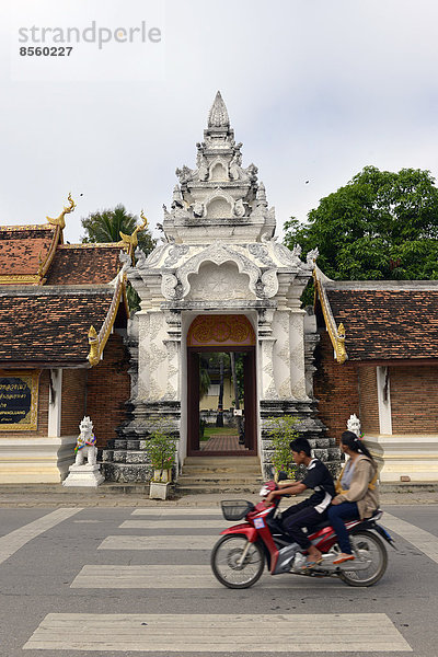 Nebeneingang  Tempelanlage Wat Phrathat Lampang Luang  Provinz Lampang  Nordthailand  Thailand