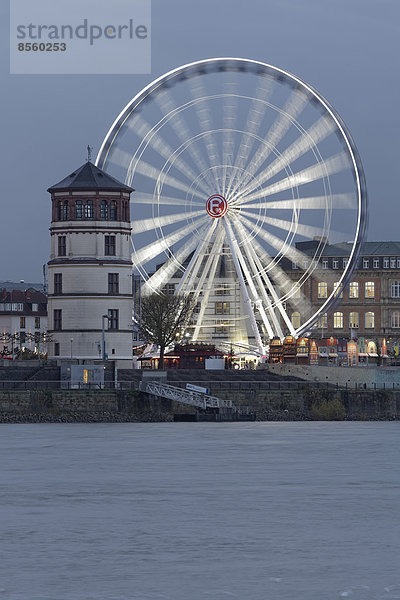 Rheinfront mit Schlossturm  beleuchtetes Riesenrad  Altstadt  Düsseldorf  Nordrhein-Westfalen  Deutschland