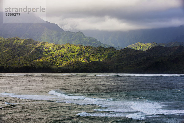 Hanalei Bay mit Gebirgslandschaft  Kauai  Hawaii  USA