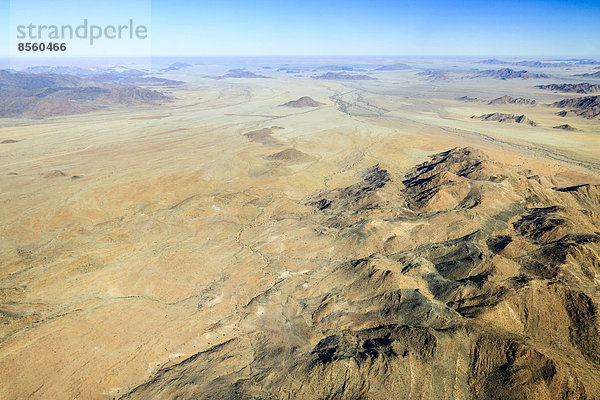 Luftaufnahme  zerklüftete Landschaft zwischen Khomas-Hochland und Namib-Wüste  Namibia