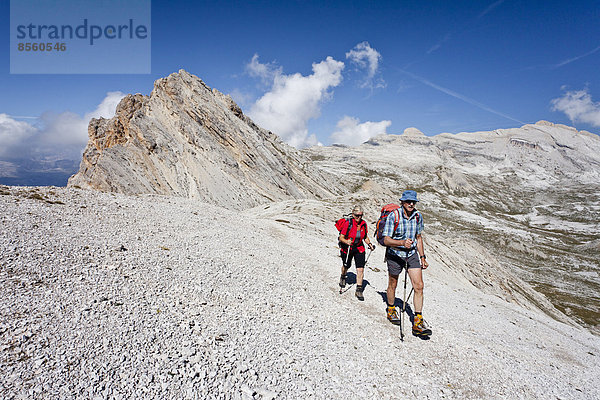 Bergsteiger auf dem Lavarella Sattel  hinten der Heiligkreuzkofel und Zehner  Gadertal  Dolomiten  Südtirol  Italien