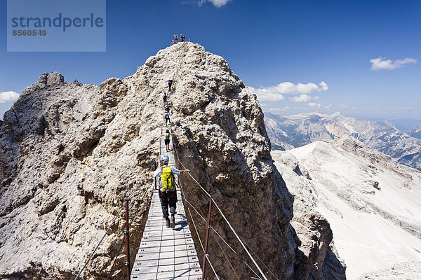 Bergsteiger beim Aufstieg auf den Cristallino über die Via Ferrata Ivano Dibona am Monte Cristallo  Dolomiten  Provinz Belluno  Italien