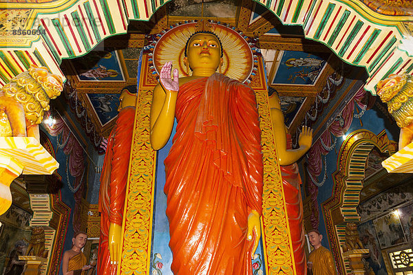 Statue  alte buddhistische Tempelanlage Sri Pushparama Maha Viharaya  bei Balapitiya  Region Welitara  Südprovinz  Sri Lanka