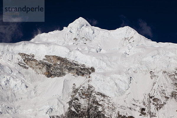 Der schneebedeckte Nevado Chopicalqui  Cordillera Blanca  Peru
