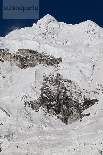 Der schneebedeckte Nevado Chopicalqui  Cordillera Blanca  Peru