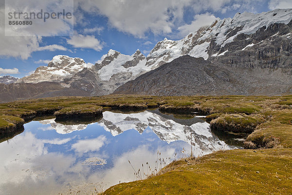 Berglandschaft der Cordillera Huayhuash mit Spiegelung  Peru
