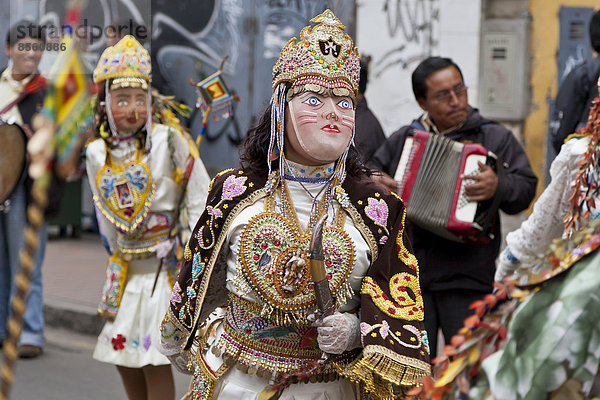 Tanzende Masken bei der Fiesta del Carmen  Lima  Peru