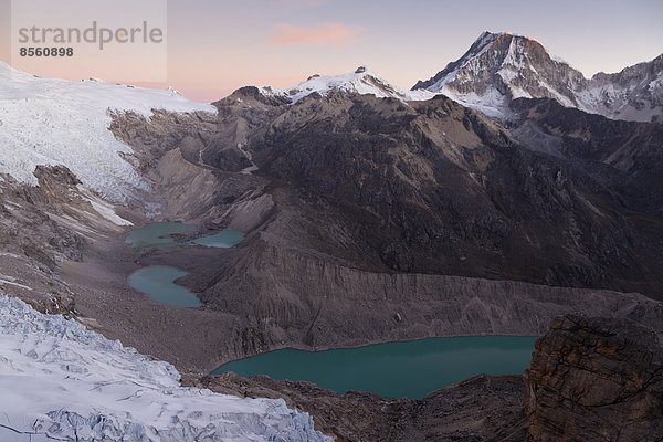 Gletscherseen am Nevado Tocllaraju  Berggipfel der Cordillera Blanca  in der Abenddämmerung  Peru