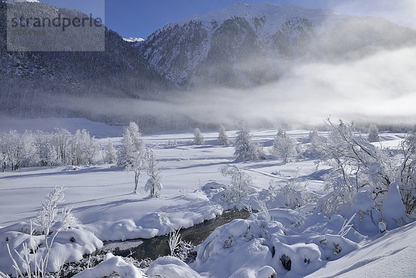 nahe bedecken Landschaft Fluss Hotel Schnee Schweiz