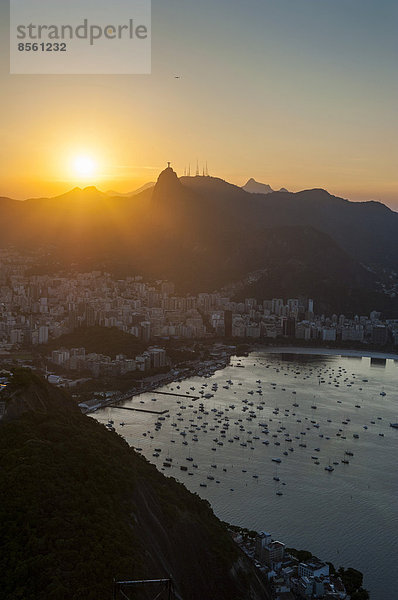 Ausblick vom Zuckerhut oder Pão de Açúcar bei Sonnenuntergang  Rio de Janeiro  Brasilien