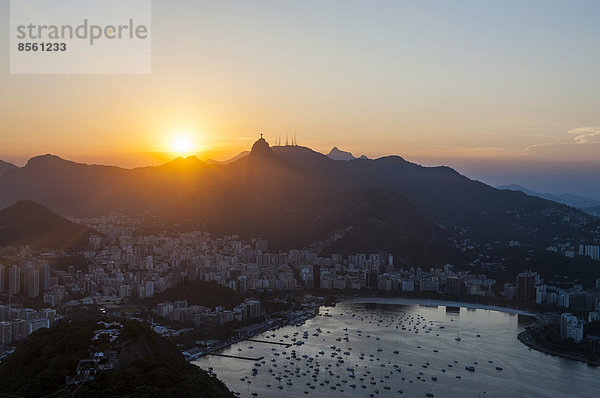 Ausblick vom Zuckerhut oder Pão de Açúcar bei Sonnenuntergang  Rio de Janeiro  Brasilien