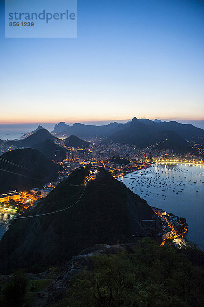 Ausblick vom Zuckerhut oder Pão de Açúcar bei Sonnenuntergang  Rio de Janeiro  Brasilien