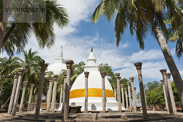 Theravada-Buddhismus  weiße Stupas  Dagoba umgeben mit Säulen aus Stein  Ambastala Vatadage in der Mitte  großer weißer Maha Seya Dagoba links hinten  buddhistische Klosteranlage Mihintale  Anuradhapura  Sri Lanka