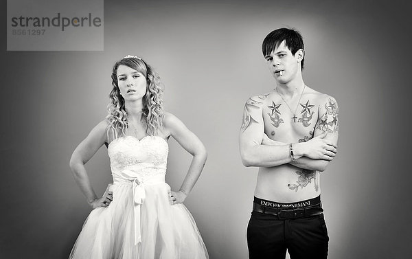 Hochzeitsfoto  Braut und Bräutigam  er mit nacktem Oberkörper  Tätowierungen und Zigarette