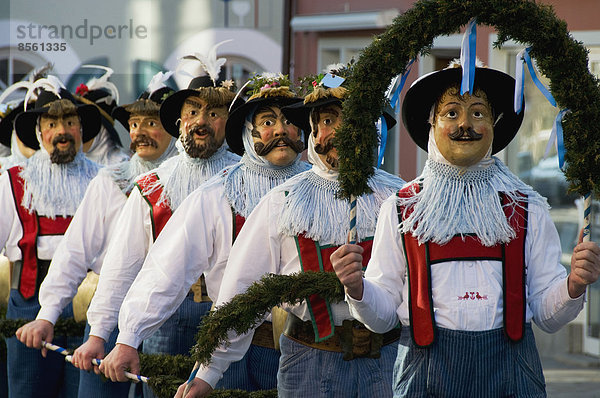 Schellenrührer  traditioneller Karnevalsumzug mit historischen Masken und Kostümen  Murnau  Oberbayern  Bayern  Deutschland
