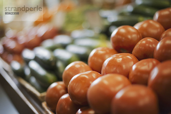 Ein landwirtschaftlicher Stand mit frischen Produkten. Tomaten und Gurken.